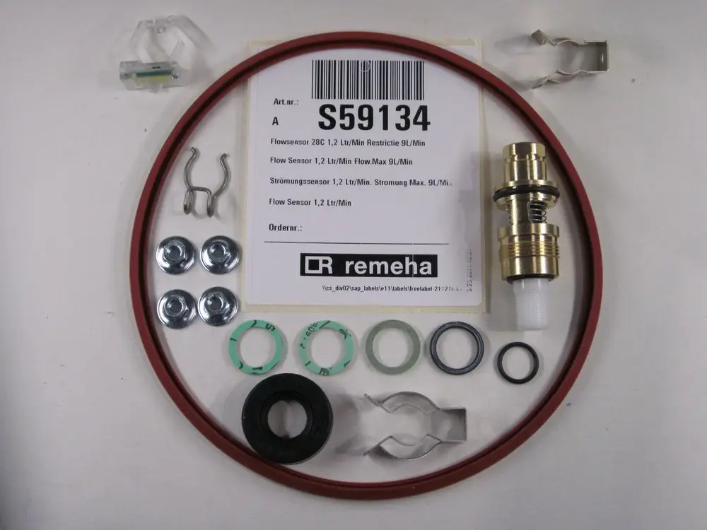 Remeha Flussmesserset mit verschiedenen Dichtungen, Schrauben und einem Flowsensor. Alle Teile sind übersichtlich angeordnet und beschriftet.